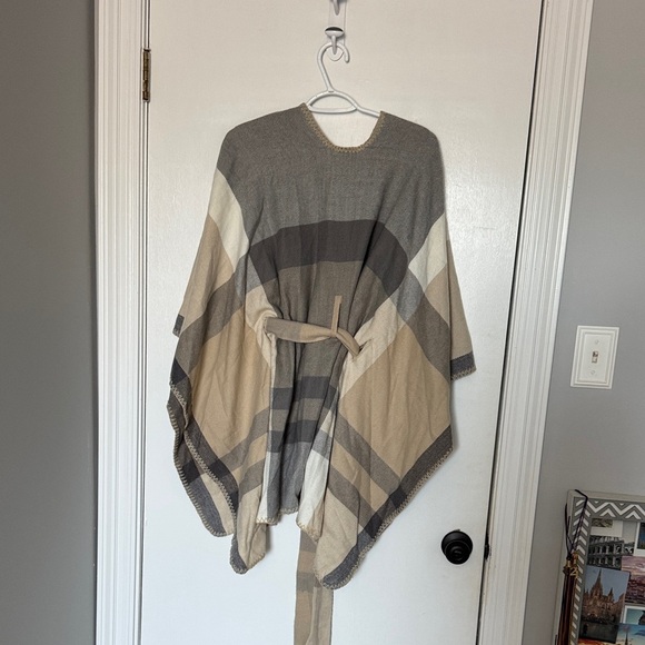 Liz Claiborne- Plaid Beige and Gray Home Accent Throw- one size - Picture 2 of 3